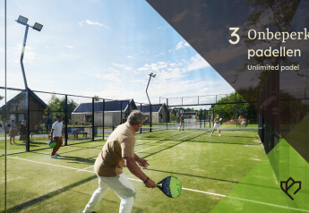 Mensen spelen padel op een buitenbaan bij een lodge, tekst: Onbeperkt padellen, zonnig weer.