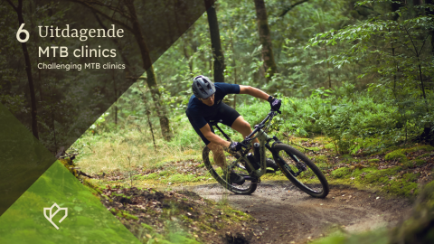 Mountainbiker fährt durch einen anspruchsvollen Waldtrail bei einer MTB-Clinic auf einer Lodge.