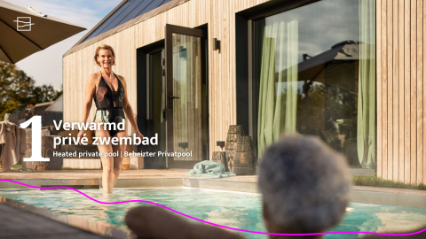 Mujer en bañador entra en piscina privada climatizada junto a lodge moderno Unbrick One en Brinckerduyn, Países Bajos.