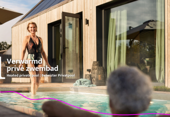 Mujer en bañador entra en piscina privada climatizada junto a lodge moderno Unbrick One en Brinckerduyn, Países Bajos.