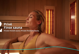 Kvinde slapper af i privat finsk sauna ved Unbrick One | Sauna og Pool i Brinckerduyn, Nederlandene.