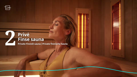 Frau entspannt sich in einer privaten finnischen Sauna im Unbrick One | Sauna und Pool in Brinckerduyn, Niederlande.