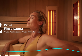 Donna che si rilassa in una sauna finlandese privata presso Unbrick One | Sauna e Piscina a Brinckerduyn, Paesi Bassi.