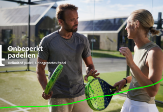 Twee mensen spelen padel op Unbrick One Lodge in Brinckerduyn, Nederland, op een zonnig buitenterrein.