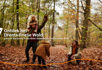 Familia disfrutando del bosque otoñal en Drents-Friese Wold cerca de Unbrick One Lodge, Brinckerduyn, Países Bajos.