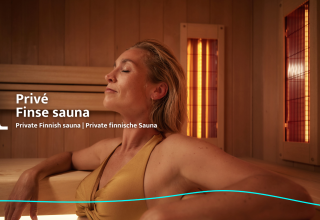 Vrouw geniet van een privé Finse sauna in de luxueuze glampingaccommodatie Unbrick One | Sauna.
