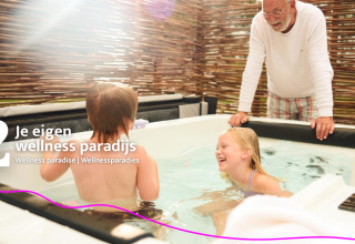 Gezin geniet van wellness in de jacuzzi bij glamping Unbrick One | Sauna, omringd door een natuurlijke afsluiting.