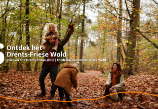 Gezin beleeft een herfstdag bij Unbrick One glamping met sauna in het Drents-Friese Wold bos.