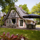 Afbeelding van Wellness Lodge XL bij Hof van Salland in Nederland, met terras, tuinset en groene omgeving.