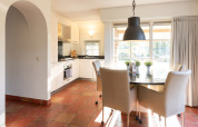 Moderne keuken en eethoek in Wellness Lodge XL bij Hof van Salland, Nederland, met grote ramen en veel licht.