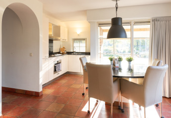 Moderne keuken en eethoek in Wellness Lodge XL bij Hof van Salland, Nederland, met grote ramen en veel licht.