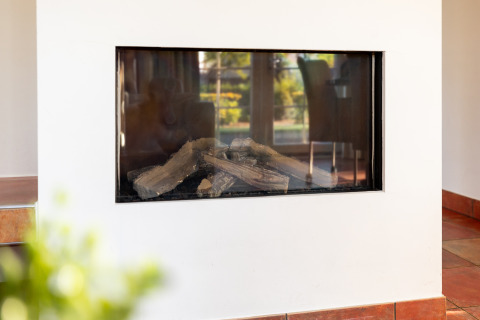 Moderne haard met glaspartij in Wellness Lodge XL van Hof van Salland, Nederland, gezellige sfeer