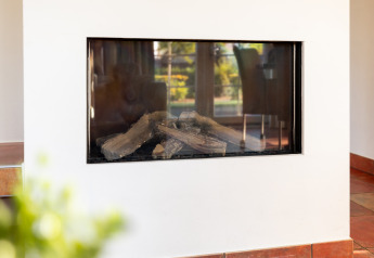 Cheminée intérieure moderne avec vitre dans Wellness Lodge XL à Hof van Salland, Pays-Bas