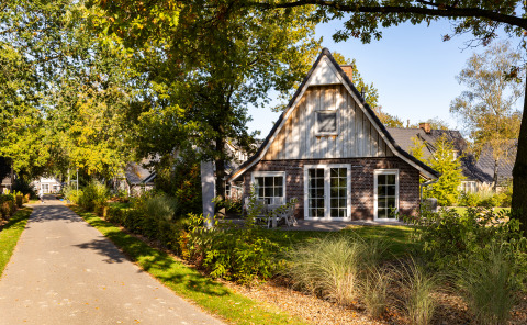 Wellness Lodge XL en Hof van Salland, pequeña casa rodeada de árboles y naturaleza en los Países Bajos.