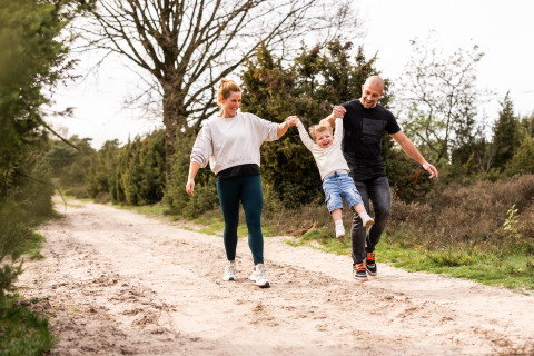 Famiglia che gioca insieme all'aperto presso Wellness Lodge XL, Hof van Salland, Paesi Bassi, in una giornata di sole.