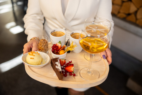 Servizio di dessert, caffè e vino su un vassoio al Wellness Lodge XL nell'Hof van Salland, Paesi Bassi.