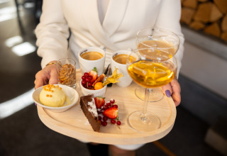 Servicio de postre, café y vino en bandeja en Wellness Lodge XL de Hof van Salland, Países Bajos.