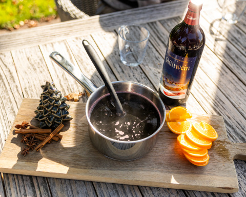 Preparación de vino caliente con naranjas, especias y botella en Wellness Lodge XL, Hof van Salland, Países Bajos.