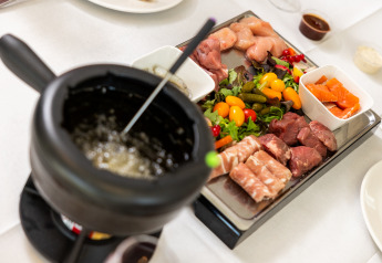 Bandeja de fondue con carne cruda, verduras y salsas en Wellness Lodge XL, Hof van Salland, Países Bajos.