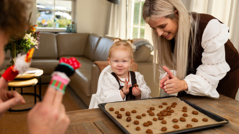 Mamma e bambina preparano biscotti al Wellness Lodge XL all'Hof van Salland, Paesi Bassi.