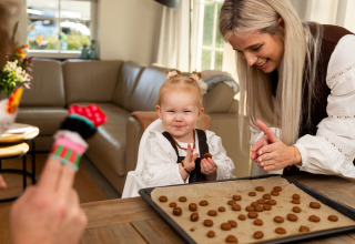 Madre e hija horneando galletas juntas en Wellness Lodge XL en Hof van Salland, Países Bajos.