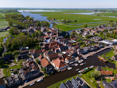 Luftaufnahme von Safari tent Heeg bei Marina Heeg in den Niederlanden, umgeben von Wasserwegen.