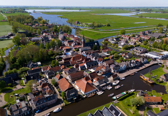 Luftfoto af Safari tent Heeg ved Marina Heeg i Holland, omgivet af grønne marker og kanaler.