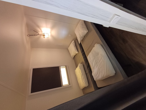 Vista interior de una tienda safari Coco Sweet con baño en Camping Floreal La Roche-en-Ardenne, Bélgica.