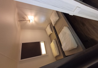 Vista interior de una tienda safari Coco Sweet con baño en Camping Floreal La Roche-en-Ardenne, Bélgica.