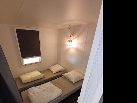 Indvendigt billede af et Coco Sweet safari telt med badeværelse på Camping Floreal La Roche-en-Ardenne i Belgien.