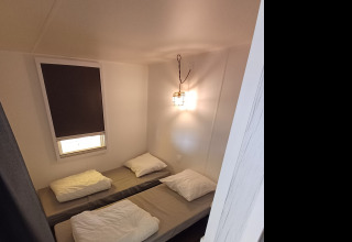 Indvendigt billede af et Coco Sweet safari telt med badeværelse på Camping Floreal La Roche-en-Ardenne i Belgien.