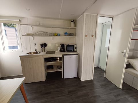 Lichte, moderne kitchenette in de Coco Sweet safaritent met badkamer bij Camping Floreal La Roche-en-Ardenne, België.