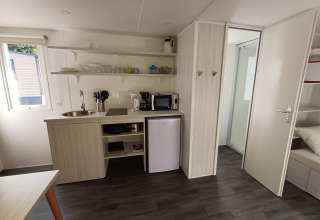 Cocina moderna y luminosa dentro de la tienda Coco Sweet con baño en Camping Floreal La Roche-en-Ardenne, Bélgica.