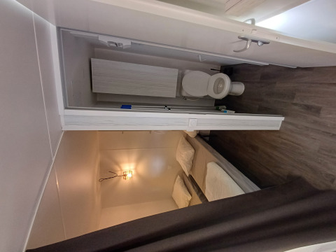 Vista interior de una tienda safari Coco Sweet con baño en Camping Floreal La Roche-en-Ardenne en Bélgica.