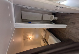 Vista interior de una tienda safari Coco Sweet con baño en Camping Floreal La Roche-en-Ardenne en Bélgica.