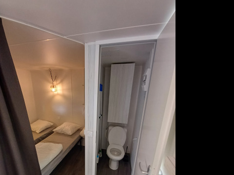 Indvendigt udsyn af et Coco Sweet safari telt med badeværelse på Camping Floreal La Roche-en-Ardenne i Belgien.