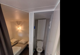 Indvendigt udsyn af et Coco Sweet safari telt med badeværelse på Camping Floreal La Roche-en-Ardenne i Belgien.