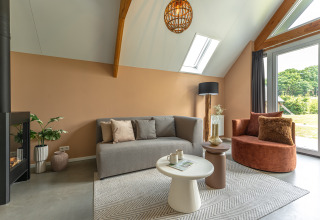 Modernes Wohnzimmer in der Wellness Lodge, Holiday Park De IJsvogel, mit stilvoller, heller Einrichtung.
