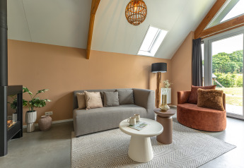Salon moderne de la Wellness Lodge, Holiday Park De IJsvogel, avec décoration chaleureuse et lumière naturelle.