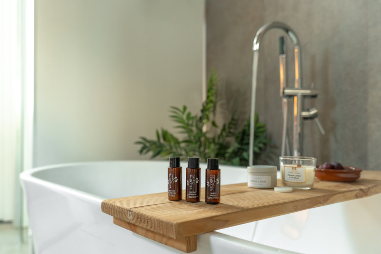 Ontspannend bad in Wellness Lodge met badproducten en kaars bij vakantiepark De IJsvogel in Nederland.