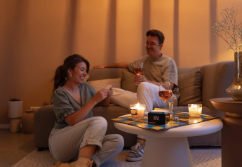 Dos personas disfrutan de un juego de mesa con vino y velas en el Wellness Lodge, De IJsvogel, Países Bajos.