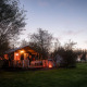 Safari-teltet Smûk Tent Huske med terrasse og bålplads ved Smûk Recreatie i Holland ved solnedgang.