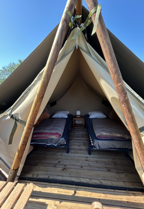 Safari telt med to enkeltsenge og trægulv på Camping Seasonova Les Marguerites i Frankrig, set udefra.