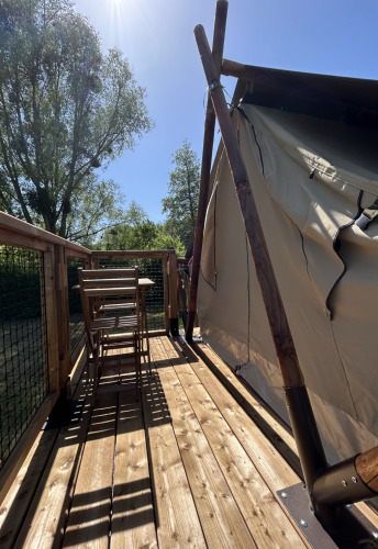 Sonnige Terrasse mit Safari-Zelt bei SLOW LIFE VERBLIJF auf Camping Seasonova Les Marguerites, Frankreich.