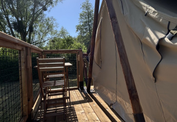 Terraza soleada con tienda safari en SLOW LIFE VERBLIJF, Camping Seasonova Les Marguerites, Francia.