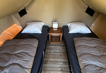 Dos camas individuales en la tienda safari SLOW LIFE VERBLIJF en Camping Seasonova Les Marguerites, Francia.