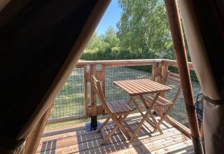 Udsigt fra en safari telt ved SLOW LIFE VERBLIJF på Camping Seasonova Les Marguerites, træterrasse med bord.