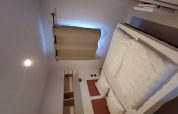 Camera da letto in un cottage al Camping Floreal La Roche-en-Ardenne, Belgio, con letto matrimoniale.