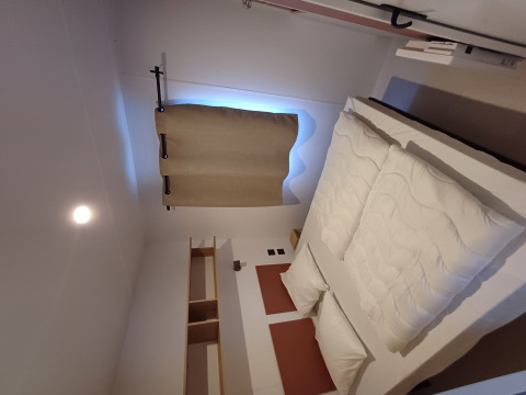 Camera da letto in un cottage al Camping Floreal La Roche-en-Ardenne, Belgio, con letto matrimoniale.