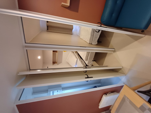 Interno di un cottage al Camping Floreal La Roche-en-Ardenne con letto, divano e arredo moderno.